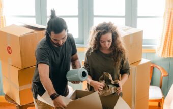 Un couple qui fait ses cartons.