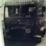 photo en noir et blanc d'un camion poisson